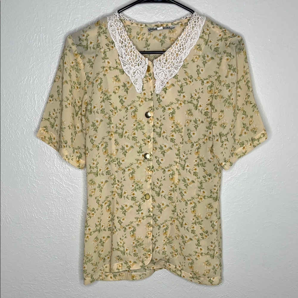 Vintage Butter Yellow Floral Blouse with Gold Buttons and Lace Collar - Size S